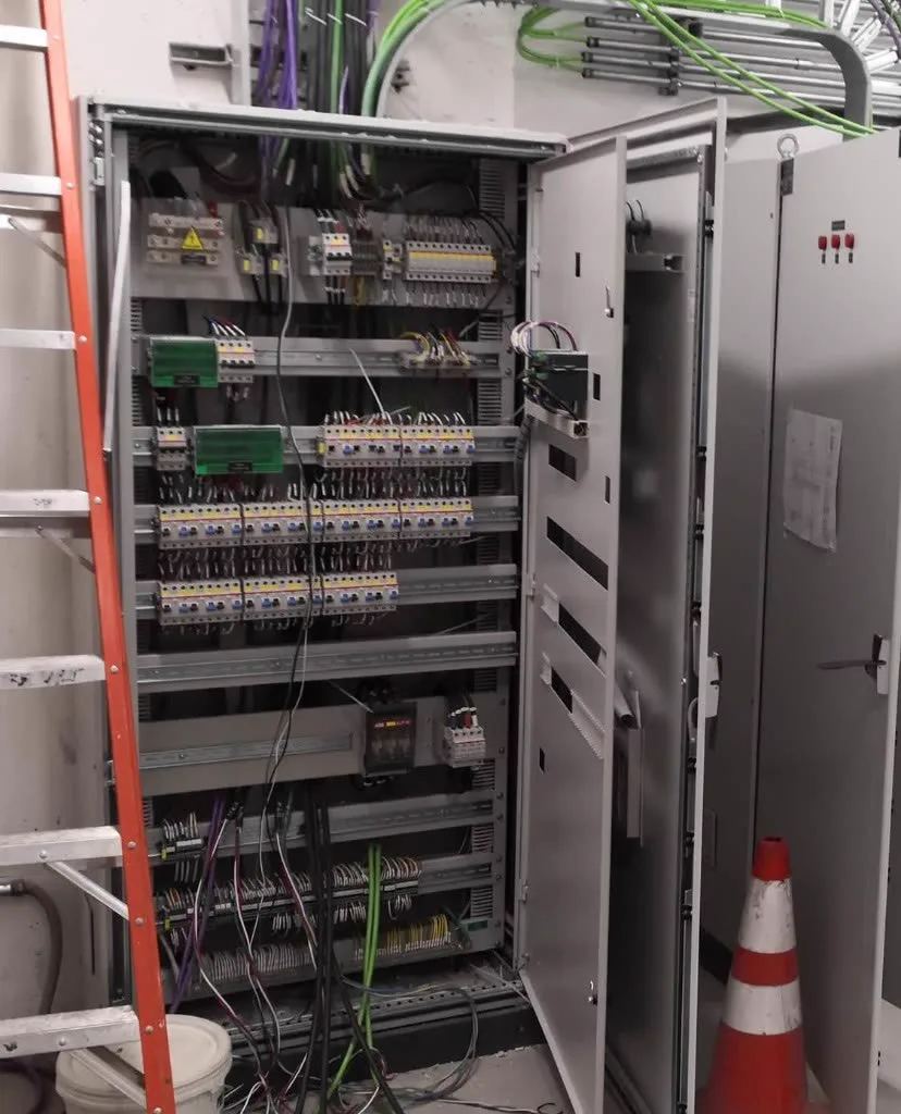 Tablero el&eacute;ctrico de distribuci&oacute;n cableado y rotulado en proyecto retail