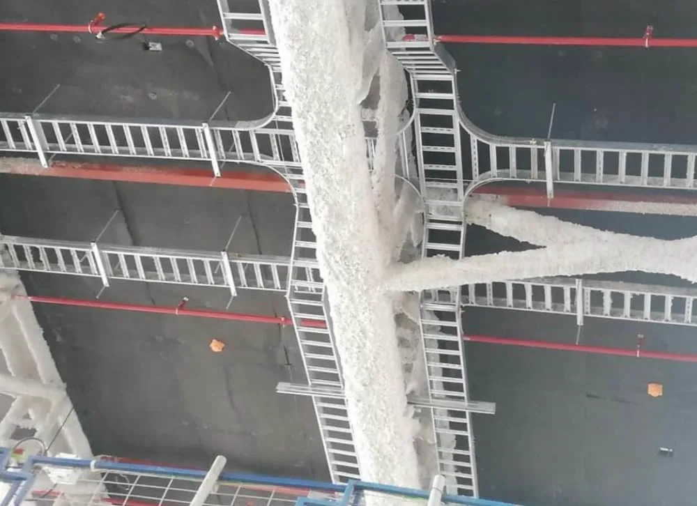 Escalerillas portacables galvanizadas instaladas en cielo de centro comercial