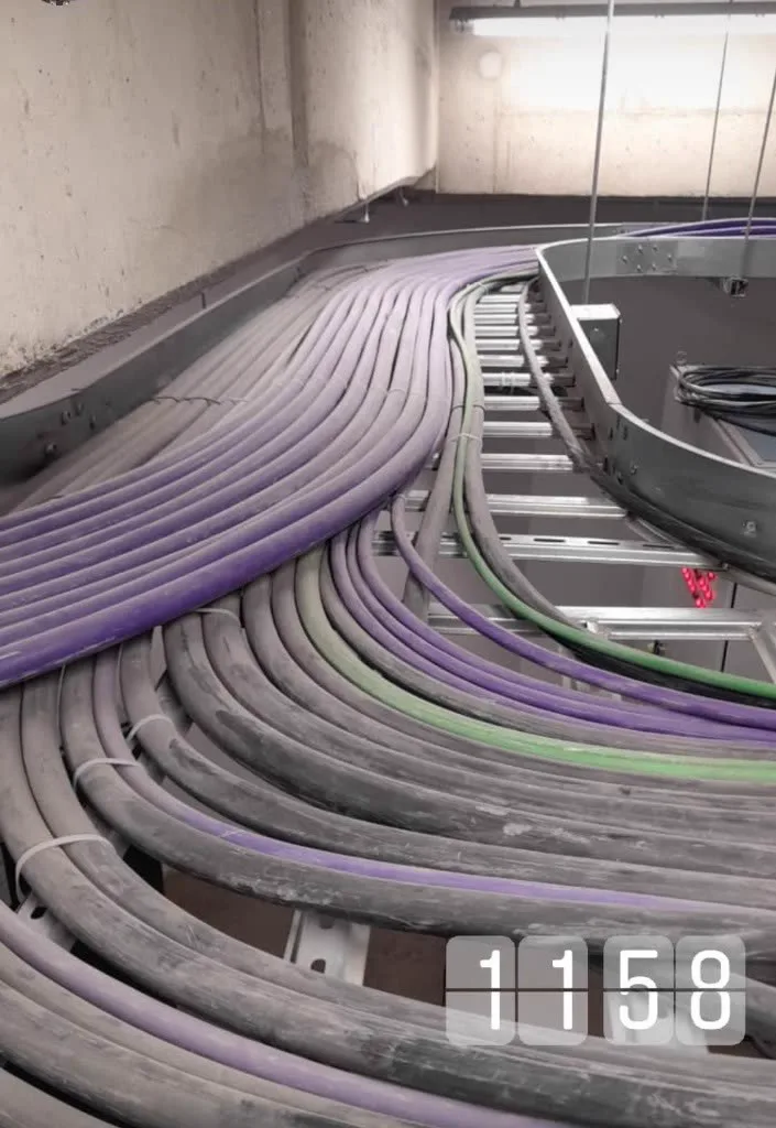 Tendido ordenado de cables de potencia sobre bandeja portacables